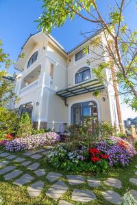 una casa con flores delante en Cerasoi Boutique Villa Dalat, en Da Lat 36 fotos más