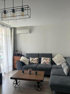 A seating area at Cozy apartment with parking 5 min from downtown
