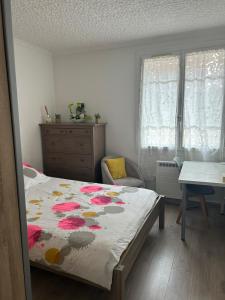 A bed or beds in a room at Cozy apartment with parking 5 min from downtown
