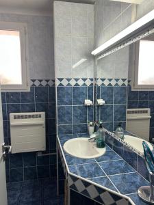 A bathroom at Cozy apartment with parking 5 min from downtown