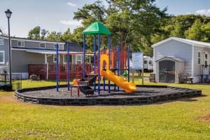 Herní místnost nebo prostor pro děti v ubytování Surf City Model Home with Pool Access