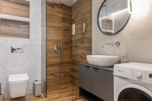 Un baño con lavabo y lavadora. en Terra, Stylish New Apartment Near the Beach, en Agia Pelagia 24 fotos más