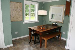ein Esszimmer mit einem Holztisch und einem Fenster in der Unterkunft Highland cottage Fort William in Fort William
