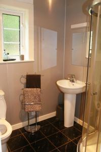ein Badezimmer mit Waschbecken und Toilette in der Unterkunft Highland cottage Fort William in Fort William + 26 Fotos