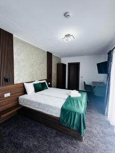 Postel nebo postele na pokoji v ubytování Hotel Popasul Regelui Transalpina