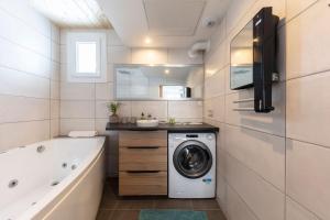Phòng tắm tại 4-room city center apartment - L'Atmosphère Balnéo