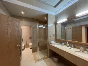 Bilik mandi di I Like Al Hamra Palace - Elite Beach & Golf Resort Private Suites