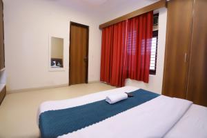 Postel nebo postele na pokoji v ubytování Hotel Luxe Stay Near Delhi Airport