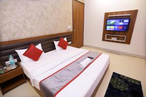 Postel nebo postele na pokoji v ubytování Hotel Luxe Stay Near Delhi Airport
