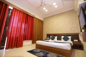 Postel nebo postele na pokoji v ubytování Hotel Luxe Stay Near Delhi Airport