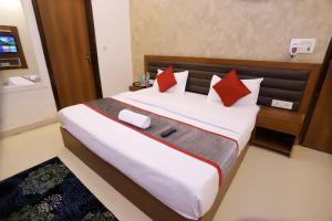 Postel nebo postele na pokoji v ubytování Hotel Luxe Stay Near Delhi Airport