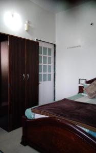 Postel nebo postele na pokoji v ubytování Om Datta Krupa Niwas Cottage