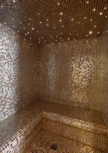 ヴァル・トランスにあるHôtel 3 Vallées - Appartements avec serviceのタイル張りの部屋で、aificialificialificialificialificialificialificialificialificial +22枚の写真