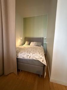 une chambre avec un lit dans une pièce dans l'établissement Cozy studio in Punavuori, à Helsinki