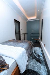 KasiyirizeにあるPerfect Homes Namugongoの天井のあるベッドルーム1室(ベッド1台付)