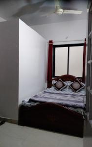 Postel nebo postele na pokoji v ubytování Om Datta Krupa Niwas Cottage