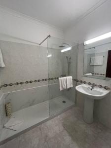 a bathroom with a shower and a sink and a toilet at studio para 2 pessoas in Albufeira