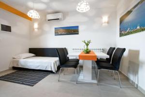 una habitación con una cama, una mesa y sillas en Villa Mytilus, a beautiful villa with a fantastic sea view, en Trgetari 35 fotos más