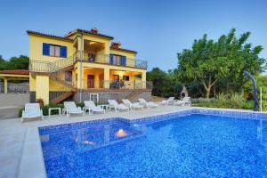 una casa con piscina delante de una casa en Villa Mytilus, a beautiful villa with a fantastic sea view, en Trgetari