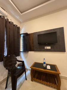 TV a/nebo společenská místnost v ubytování Arudra Residency