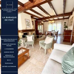 MarckLa Baraque de Papi - Private garden的带沙发、椅子和壁炉的客厅