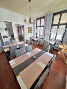a dining room with a table and chairs at Pension Kapitän Schmuck in Borkum