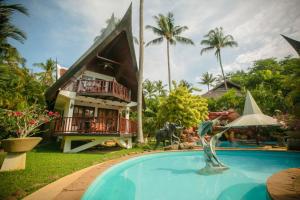 Coco palace resort内部或周边的泳池