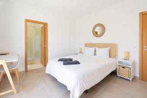 Ένα ή περισσότερα κρεβάτια σε δωμάτιο στο The Suites by The Lighthouse Arrifana