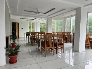 The Shalam Resort श्रीकृष्ण शरणं मम餐厅或其他用餐的地方