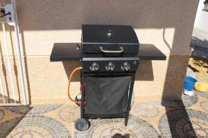 Gril dostupný pro hosty v apartmánu