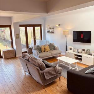Posezení v ubytování Wimborne Spacious Family Retreat