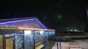 Byggingin sem gistihúsið er í