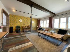 a living room with a couch and a table at Das Melkmanns in Garding