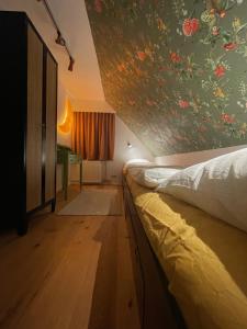 a bedroom with a bed and a painting on the wall at Das Melkmanns in Garding