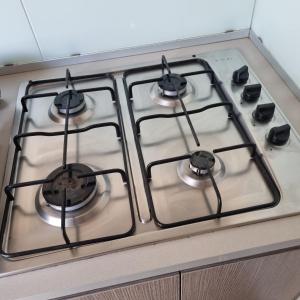 a stove top with four burners on a kitchen counter at mobilhome au domaine des iscles emplacement 137 in La Roque-dʼAnthéron