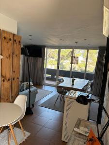 salon ze stołem i jadalnią w obiekcie Puerto Rey Apartamento 150m playa w mieście Los Amarguillos
