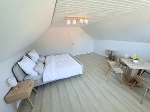 a small bedroom with a bed and a table at RelaxStay - Weserbergland in Heinsen