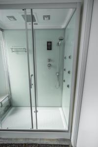 une douche avec une porte vitrée dans une salle de bain dans l'établissement Pied a Terre, à Maiori