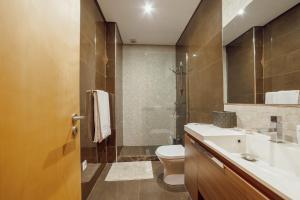 a bathroom with a toilet and a sink at Quinta Verde Esperança in Vila Nova de Gaia +60 photos