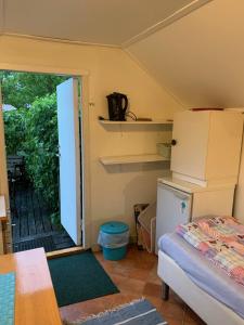 a room with a bed and a room with boxes at Strandnära Stuga Saga in Visby