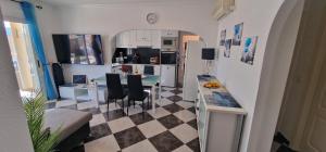 Kuchyň nebo kuchyňský kout v ubytování Chalet Athos, Ferienwohnung mit Pool,Dachterasse, Meer und Bergblick in San Juan de los Terreros