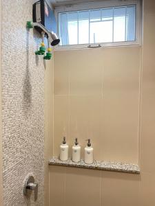 un bagno con tre rotoli di carta igienica su uno scaffale di Nueng Rana 113 Unique House in Chinatown 3BR 2BA a Samphanthawong Altre 104 foto