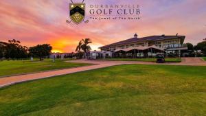 Una representación del club de golf de Durhamville al atardecer. en Stylish Loft apartment in the heart of Durbanville, en Durbanville