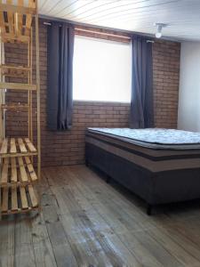 a large room with a bed and a ladder at Apartamento completo in Prado