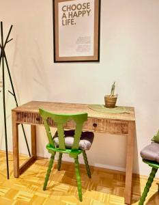 锡根GRÜN möbliertes Wohnen auf Zeit mit 2 Schlafzimmern und 65 Zoll TV的一张带绿色椅子和植物的桌子 更多7张照片