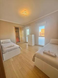 Posteľ alebo postele v izbe v ubytovaní Modern flat and private attic close to beach