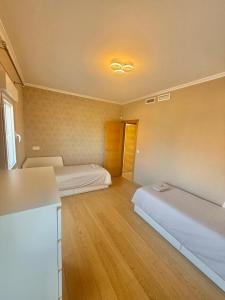 Posteľ alebo postele v izbe v ubytovaní Modern flat and private attic close to beach