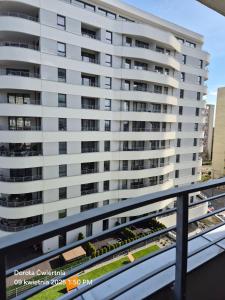 Cet appartement blanc dispose d'un balcon. dans l'établissement Apartament Sun Tower z Parkingiem, à Świnoujście 6 autres photos
