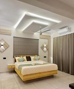 a bedroom with a large bed in a room at Kasaragod Bekal Fort Residency in Kāsaragod