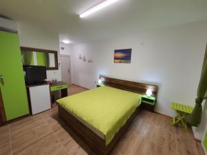 Ένα ή περισσότερα κρεβάτια σε δωμάτιο στο Neptun-Green